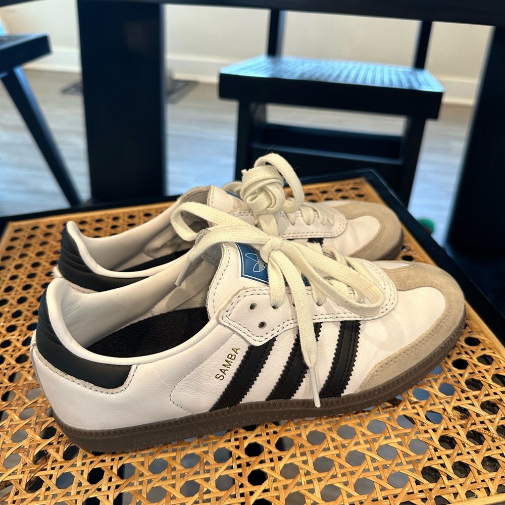 Men’s size 5 sambas